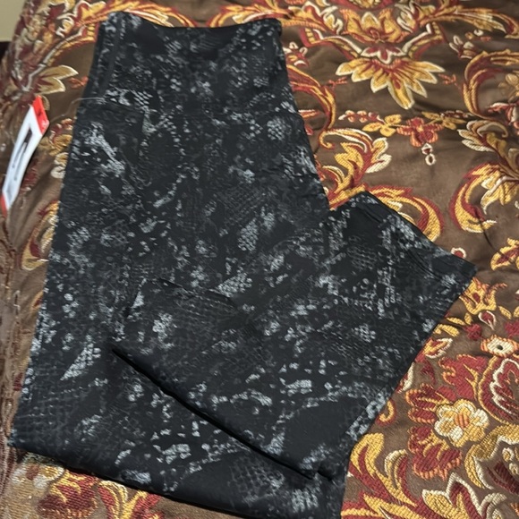 Tuff Athletics Black Rocky Print High Rise UPF 40+ Active Leggings Medium - Picture 9 of 10